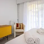 Joli Bien Equipe Avec Piscine Et Parking