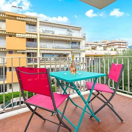 Joli Bien Equipe Avec Piscine Et Parking