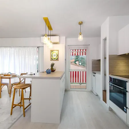 Joli Bien équipé Avec Piscine Et Parking Roccabruna